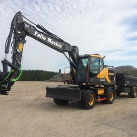 Gravemaskin med ordene "Felle Maskin" på krana